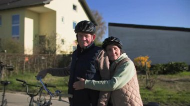 Yaşlı bir çift, evlerinin yakınındaki güzel kırsal alanda iki koltuklu bir bisiklete binmeye hazırlanıyor. Kadın erkeği kucaklıyor, o andan zevk alıyorlar, birbirlerini anlamadan.