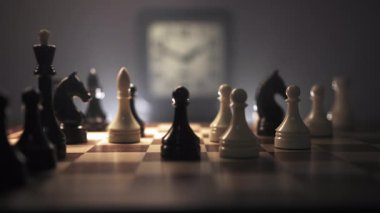 Saat karanlık bir odada arka plana yerleştirilir. Saat görüntünün odak noktasıdır, elleri zamanı gösterir. Oda loş bir şekilde aydınlatılmış, gizemli ve karamsar bir atmosfer yaratıyor. İşte.