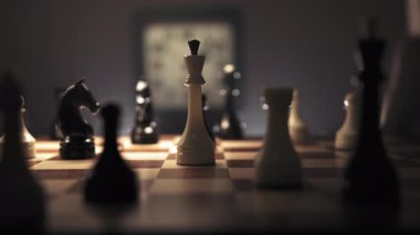 Bir adam bir kızı satranç tahtasının ortasından alır, ustalıkla parmaklarının arasındaki taşla hokkabazlık yapar ve yerine koyar. Koyu renkli satranç taşları, tahtadaki açık renkli karelerle tezat oluşturuyor.