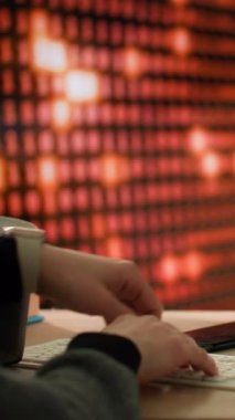 Bir kadın masada oturmuş bilgisayar klavyesine yazı yazıyor, sonra yanlışlıkla bardağını deviriyor ve kahvesini masaya döküyor. Çekimdeki renk şeması kahverengi ve kahverengi gibi sıcak tonları içerir.