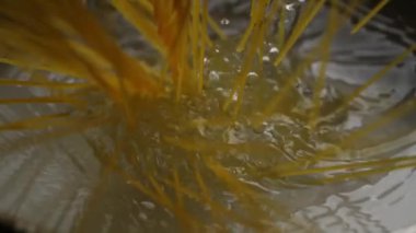 Spagetti ağır çekimde çömleğe düşüyor. İtalyan Kültürü