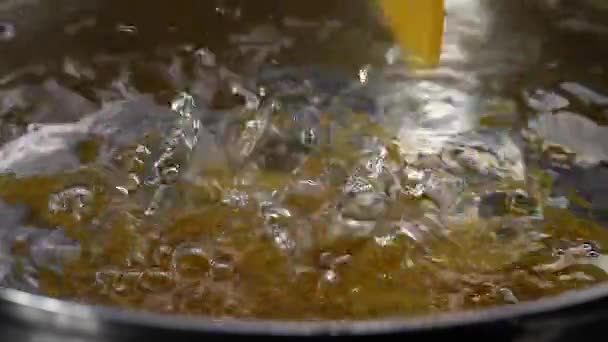 Пені Макаронні Вироби Впадають Кип Ячену Воду Італійської Культури — стокове відео