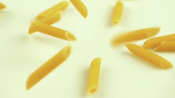 Penne Pasta Vallen Witte Achtergrond Slow Motion — Stockvideo