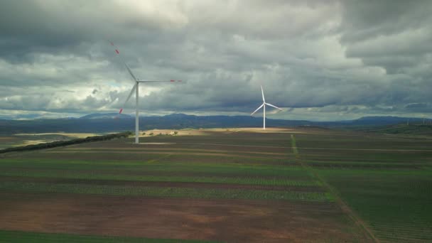 イタリアの農村部で回転する産業用風車の空中視野 — ストック動画