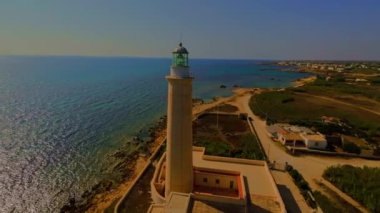 Güneşli bir günde mavi deniz vuran bir deniz aracı. Yüksek kalite 4k görüntü 