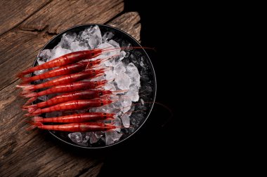 Mazara 'dan gelen kırmızı çiğ karides karidesleri.