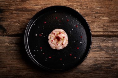 Mazara del vallo tartar aperatiflerinden çiğ kırmızı karidesler. 