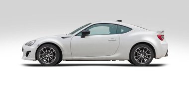 Subaru BRZ spor arabası, kenar görünümü beyaz arkaplanda izole
