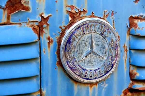 Mercedes Benz Classic Logo Badge Closeup — Stock Photo, Image