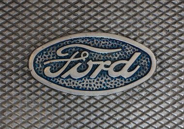 Ford klasik logo rozeti yakın plan