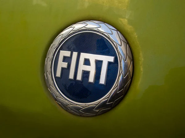 Fiat Classic Logo Badge Closeup — Stock Photo, Image