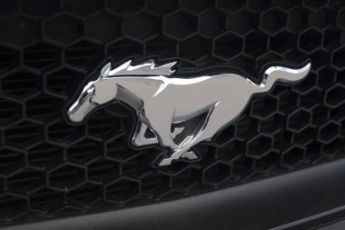 Ford Mustang logo rozeti yakın plan