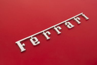 Ferrari Logo Rozeti Kaputu Kapatma Süslemesi