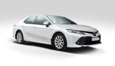 Toyota Camry arabası beyaz arkaplanda izole edildi
