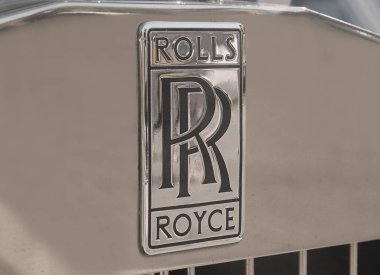 Rolls Royce İngiliz arabasının klasik logo rozeti.
