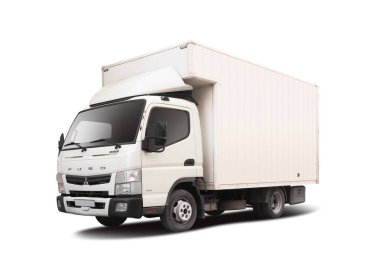 Mitsubishi Fuso Canter kamyonu beyaz arkaplanda izole edildi