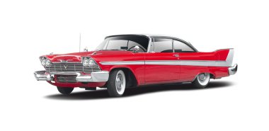 Beyaz arka planda kırmızı renkli Plymouth Fury klasik arabası