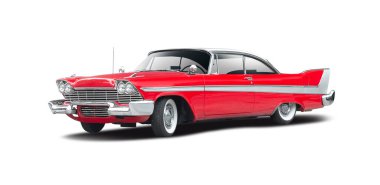Beyaz arka planda kırmızı renkli Plymouth Fury klasik arabası