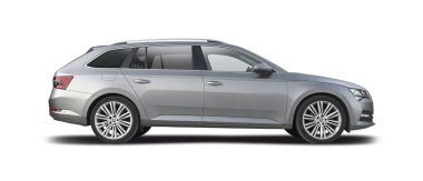 Skoda Octavia Estate arabası, kenar görünümü beyaz arkaplanda izole