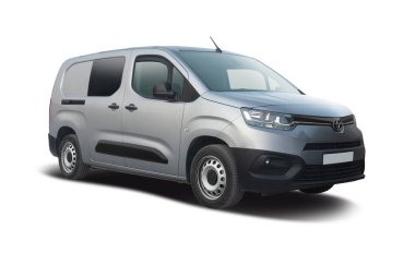 Toyota Proace minibüsü beyaz arkaplanda izole edildi