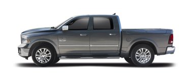 RAM Uzun Boynuz 1500 kamyonet yan görüntüsü beyaz arkaplanda izole edildi