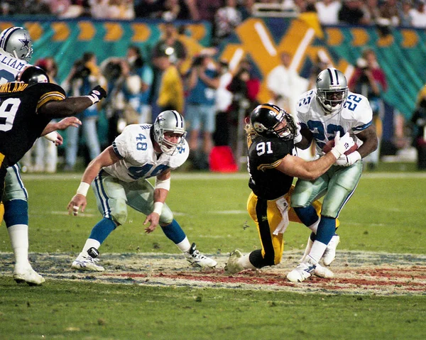 Pittsburgh Steelers Kevin Greene Ráhangolódik Dallas Cowboys Amint Emmitt Smith — Stock Fotó