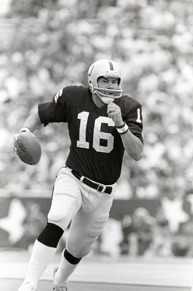 Quarterback Jim Plunkett Oakland Raiders Acción Nfl Durante Década 1980 Imágenes de stock libres de derechos