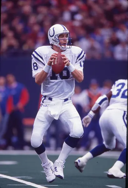 Indianapolis Colts Peyton Manning Zoek Naar Een Open Ontvanger Een Rechtenvrije Stockafbeeldingen