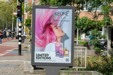 Reklam panosu Keune Amsterdam 'da 29-9-2022 Hollanda