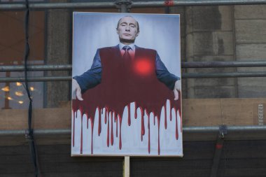 Billboard Putin, Ukrayna 'daki savaşı protesto eden mafya babası gibi görünüyor. Hollanda 6-3-2022.