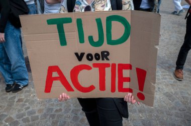 Billboard Tijd Voor Actie Amsterdam 'daki Öğrenci Gösterisinde Benim Hatam Değil 11-6-2022