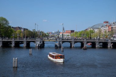 Amsterdam 'daki De Hogesluis Köprüsü' nden geçen Amsterdam sancak gemisi Hollanda 21-4-2022