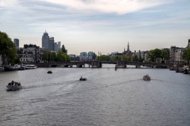 Amsterdam 'daki Torontobrug Köprüsünden Bakılan Tekneler Hollanda 18-7-2022