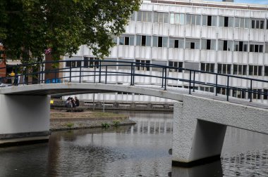 Amsterdam 'daki Roeterseiland UVA Üniversitesi Kompleksi' ndeki Köprü 5-9-2022