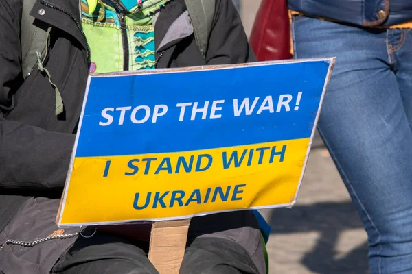 在2022年3月6日在荷兰阿姆斯特丹举行的反对乌克兰战争的和平示威中 告示牌 停止了我与乌克兰人站在一起的战争 — 图库照片