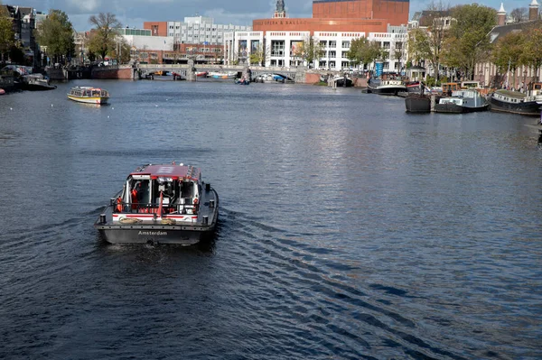 从阿姆斯特丹看到的船2022年11月2日在荷兰阿姆斯特丹从Magere Brug看到的船 — 图库照片