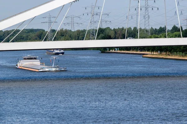 Diemen Deki Uyllanderbrug Köprüsü Nden Geçen Tekne 2022 — Stok fotoğraf