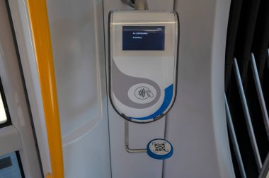 Amsterdam 'daki bir tramvaya giriş yap. Hollanda 19-3-2022.