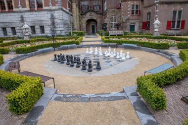 Amsterdam 'daki Rijksmuseum Müzesi' nin bahçesinde satranç oyunu Hollanda 4-6-2022
