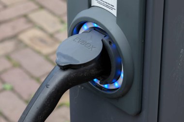 Hollanda 19-9-2022 'de akıllı bir arabadan elektrik prizini kapatın.