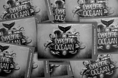 Amsterdam 'daki AH süpermarketinden Oceaan Kartlarını Siyah ve Beyaz olarak Kapat Hollanda 9-10-2022