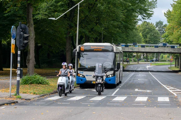 버스와 스쿠터가 암스테르담 전선에 네덜란드 2022 — 스톡 사진