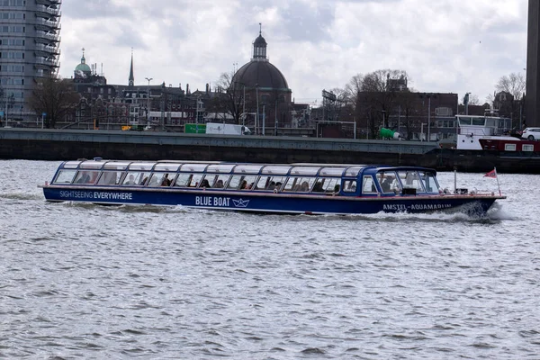Kanal Mavi Tekne Amsterdam Hollanda 2022 — Stok fotoğraf
