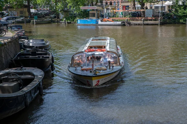 Canal Cruise Boat Wim Sonneveldbrug Στο Άμστερνταμ Της Ολλανδίας 2022 — Φωτογραφία Αρχείου