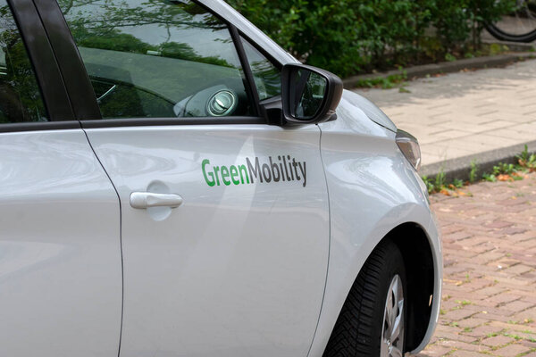 Закрыть зеленый подвижный автомобиль в Амстердаме Нидерланды 1-8-2022