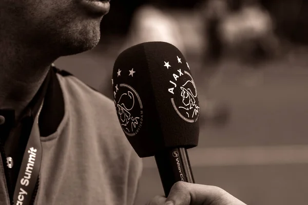 Közelkép Mikrofon Ajax Televíziótól Fekete Fehérben Amszterdamban Hollandia 2022 — Stock Fotó
