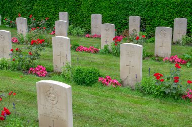 Amsterdam 'daki Nieuwe Ooster Mezarlığı' nda Bağımsız Devletlerin Savaş Mezarları Yaklaştı. Hollanda 11-7-2019