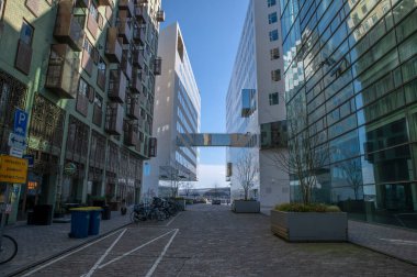 Hollanda 17-3-2022 Amsterdam 'daki Paleis Van Justitie ve Openbaar Ministerie Buildings' deki taşkın köprüsünü kapatın.