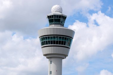 Schiphol Havaalanı Kontrol Kulesi. Hollanda 25-5-2022.