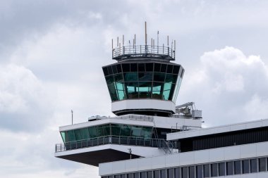 Schiphol Havalimanı 'ndaki Panoramaterras' tan kontrol kulesi 25-5-2022